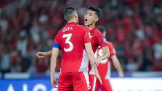 Pemain Timnas Indonesia, Rizky Ridho dan Jay Idzes merayakan kemenangan atas Bahrain pada laga kedelapan putaran ketiga Grup C kualifikasi Piala Dunia 2026 di Stadion Utama Gelora Bung Karno, Jakarta, Selasa (25/3/2025) malam WIB. (Bola.com/Bagaskara Lazuardi)