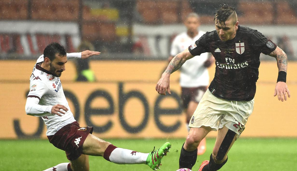 Aksi pemain AC Milan, Juraj Kucka (kanan), berusaha dihentikan pemain Torino, Nikola Maksimovic, pada laga lanjutan Serie A Italia di Stadion San Siro, Minggu (28/2/2016) dini hari WIB. (EPA/Daniel Dal Zennaro))