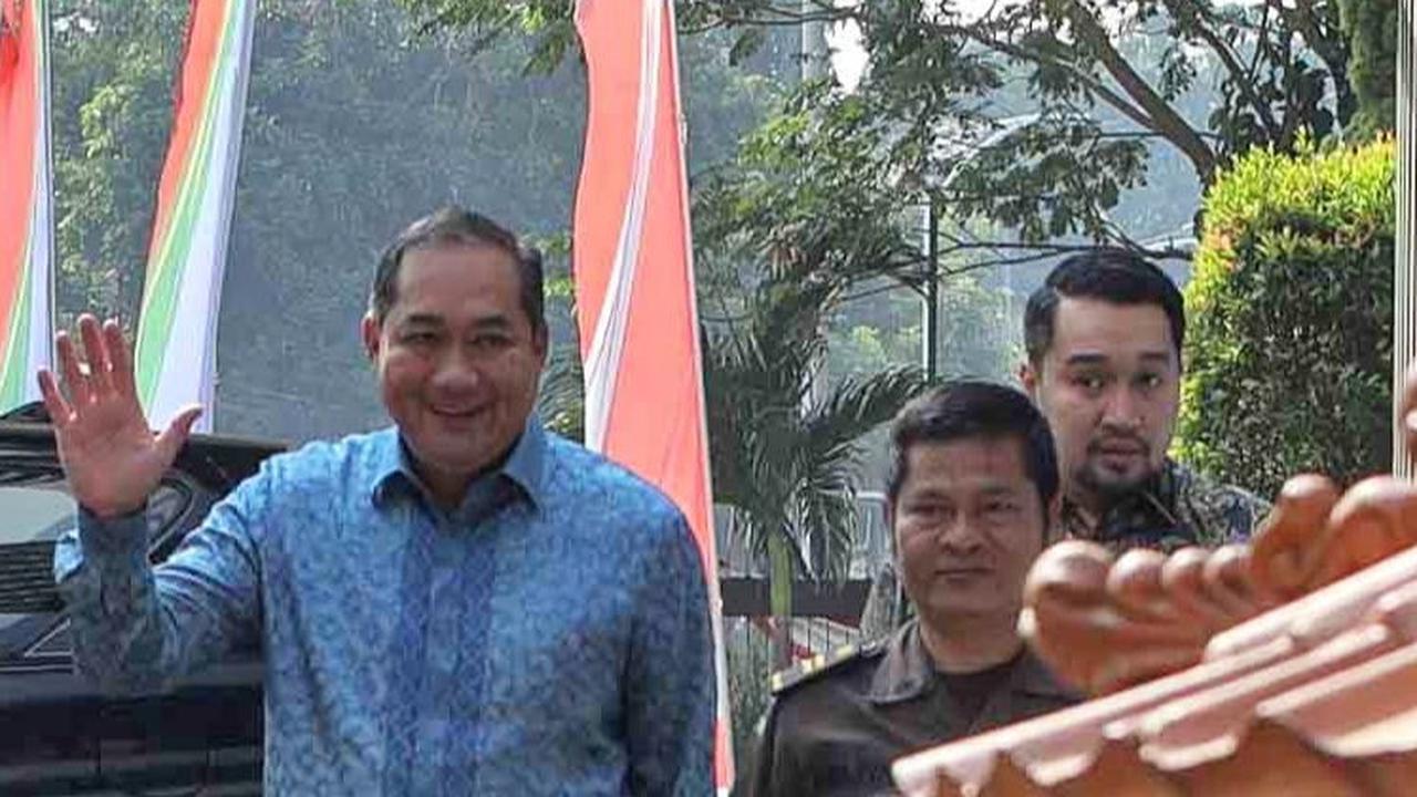 FOTO: Ekspresi Mantan Mendag M Lutfi Tiba di Kejagung untuk Diperiksa Sebagai Saksi Terkait Dugaan Kasus Korupsi Ekspor CPO
