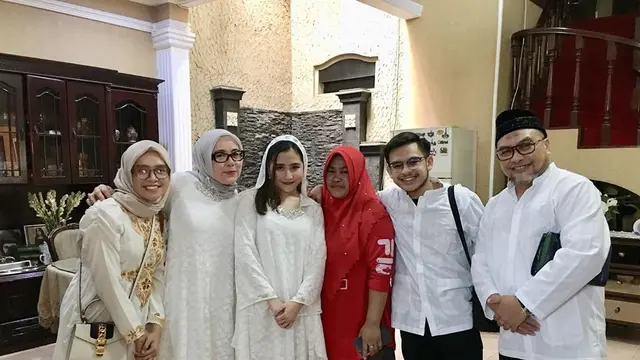 6 Potret Kedekatan Prilly Latuconsina dan Asistennya, Bak Saudara