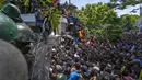 Para pengunjuk rasa menyerbu kantor Perdana Menteri Sri Lanka Ranil Wickremesinghe, menuntut dia mengundurkan diri setelah presiden Gotabaya Rajapaksa meninggalkan negara itu di tengah krisis ekonomi di Kolombo, Sri Lanka, Rabu (13/7/2022). Mereka menuntut perubahan kepemimpinan pada perdana menteri dan menyerbu kantornya. (AP Photo/Rafiq Maqbool)