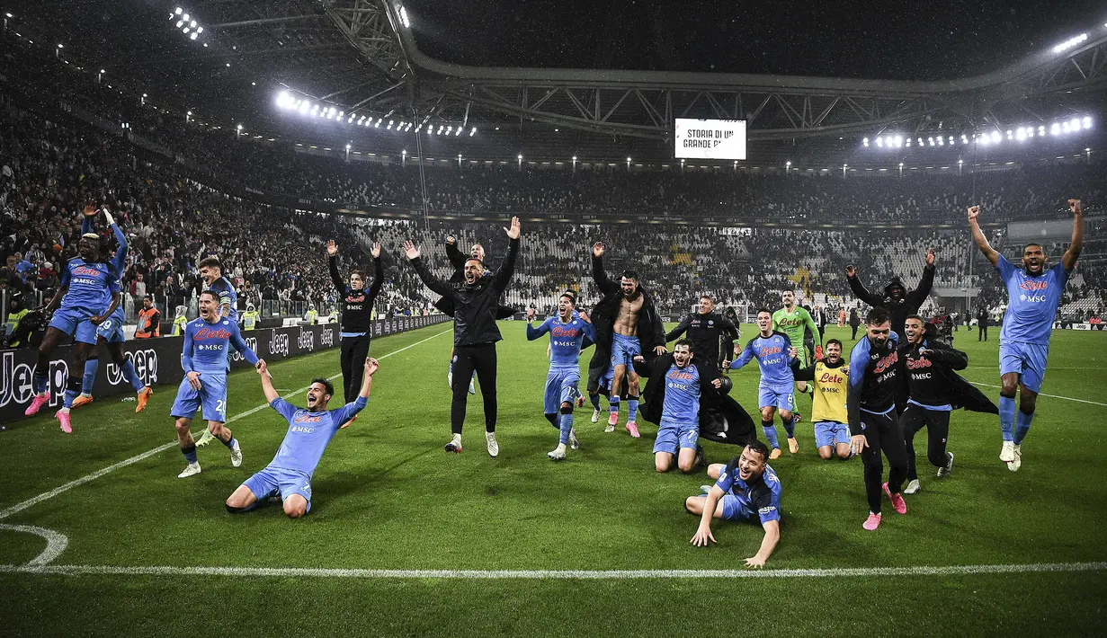 Pemain Napoli merayakan kemenangan atas Juventus pada laga pekan ke-31 Liga Italia 2022/2023 di Allianz Stadium, Turin, Italia, Senin (24/04/2023) WIB. Il Poartenopei berhasil meraih kemenangan dengan skor 1-0. (AP Photo/LaPresse/Marco Alpozzi)