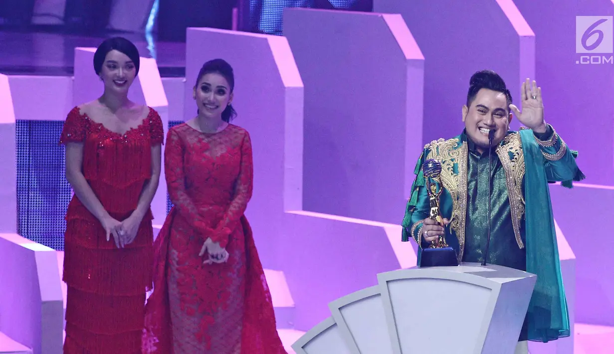 Penyanyi dangdut Nassar menerima piala dalam ajang Indonesian Dangdut Awards 2017 di Studio 6 EMTEK CITY, Jakarta, Jumat (13/10). Nassar meraih penghargaan untuk kategori penyanyi dangdut solo pria terpopuler. (Liputan6.com/Herman Zakharia)