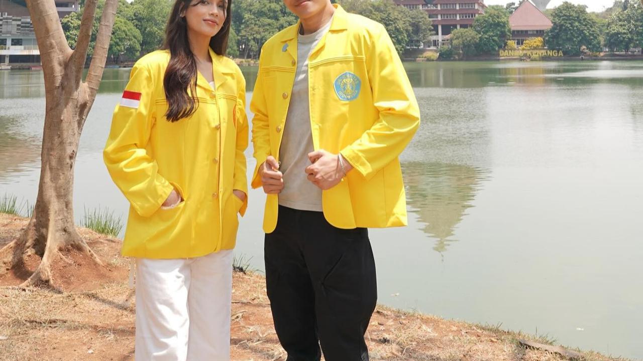 Potret Sabrina dan Azka Pakai Jas Almamater UI