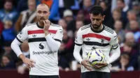 Ekspresi kecewa pemain Manchester United, Christian Eriksen (kiri) dan Bruno Fernandes pada laga lanjutan Liga Inggris 2024/2025 melawan Aston Villa di Villa Park, Birmingham, Inggris, Minggu (06/10/2024). (AP Photo/Rui Vieira)