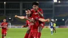 Persija Jakarta menjadi tim pertama yang berhasil mengalahkan Persib Bandung di pekan ke-12 BRI Liga 1 2021/2022, Sabtu (21/11/2021). Gol tunggal Marko Simic di akhir babak pertama tidak mampu dibalas Maung Bandung hingga laga yang digelar di Stadion Manahan usai. (Bola.com/Bagaskara Lazuardi)