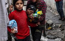 FOTO: Pilu Pengungsi Palestina di Rafah, Mengais Sisa-Sisa Makanan hingga Barang Berharga di Tengah Reruntuhan Usai Serangan Udara Israel
