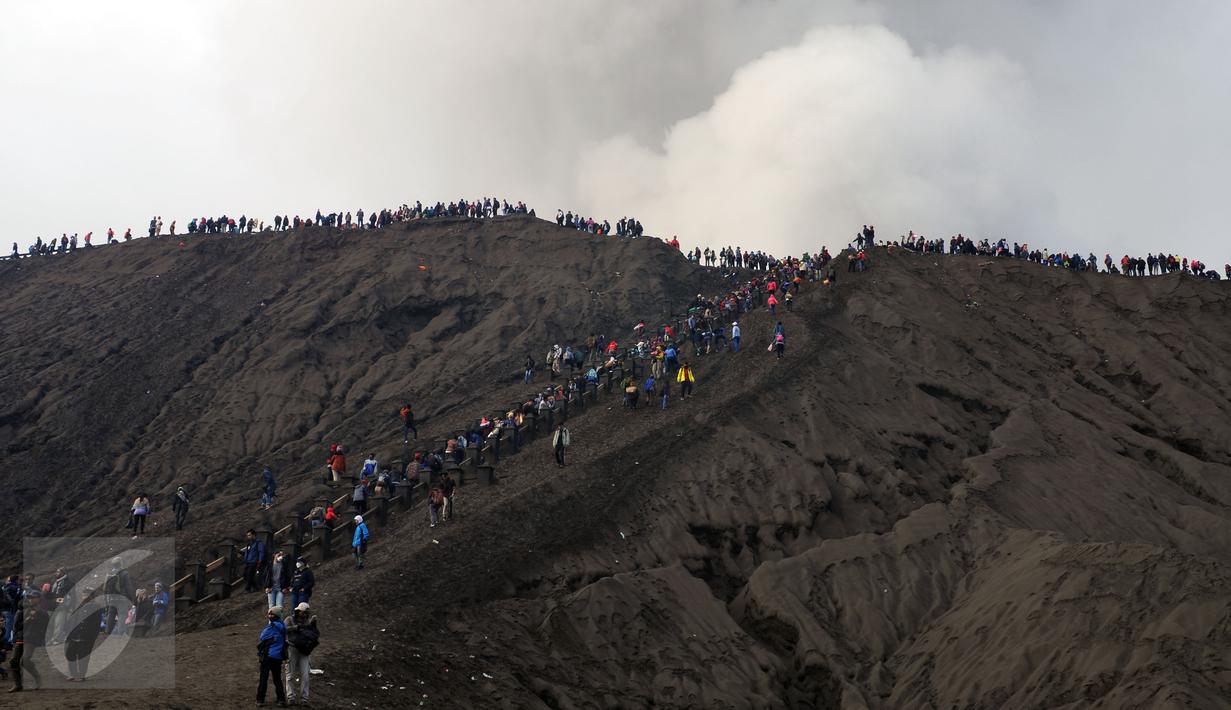 Ribuan wisatawan mengantre naik dan berada di puncak Gunung Bromo, Taman Nasional Bromo Tengger Semeru, Jawa Timur, Kamis (21/7). Meski berstatus waspada, intensitas kunjungan ke Gunung Bromo justru meningkat. (Liputan6.com/Helmi Fithriansyah) 
