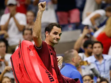 Petenis Swiss, Roger Federer meninggalkan lapangan usai dikalahkan John Millman dari Australia pada babak 16 besar AS Terbuka 2018 di New York, (4/9). Federer kalah dari John Millman 3-6, 7-5, 7-6 (9-7), 7-6 (7-3). (AP Photo/Jason DeCrow)