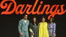 Aktris Bollywood Alia Bhatt (kedua kanan), Aktor Bollywood Vijay Varma dan Shefali Shah (kanan) berpose dengan sutradara Jasmeet K Reen selama konferensi pers untuk peluncuran trailer film komedi gelap mendatang 'Darlings' di Mumbai (25/7/2022). (AFP Photo/Punit Paranjpe)