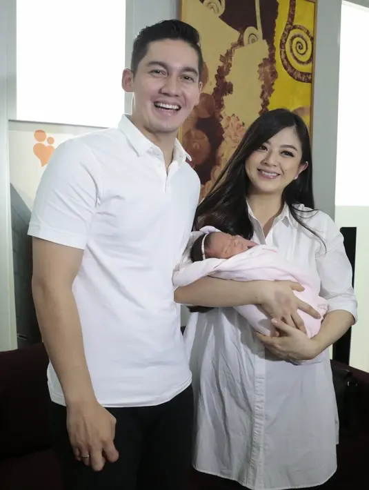 Franda sendiri mengaku puas setelah bisa melahirkan anak pertamanya secara normal. Rasa syukur dan bahagia menyambut buah hati yang lahir sehat dan normal. (Nurwahyunan/Bintang.com)