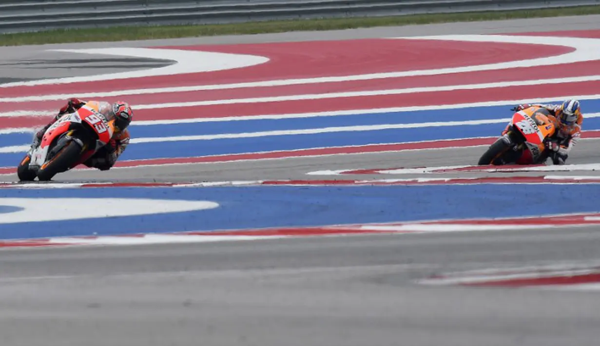 Marc Marquez berada di depan rekan setimnya, Dani Pedrosa.