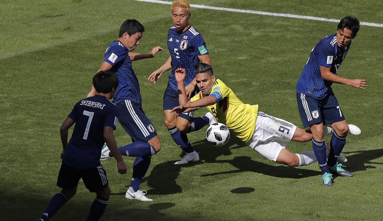 Pemain Kolombia, Radamel Falcao (tengah) berusaha menerobos pertahanan Jepang pada laga grup H Piala Dunia 2018 di Mordavia Arena, Saransk, Rusia, (19/6/2018). Jepang menang 2-1.(AP/Vadim Ghirda)