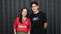 Ketua Federasi Sepak Bola Thailand, Nualphan Lamsam alias Madam Pang bersama Erick Kahl. (Bola.com/Dok.Facebook Nualphan Lamsan).