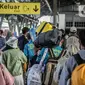 Sejumlah porter membawa barang penumpang kereta api Dharmawangsa dari Surabaya tiba di Stasiun Pasar Senen, Jakarta, Kamis (5/5/2022). Sebanyak 38.400 penumpang yang berangkat dari seluruh stasiun KA Jarak Jauh tiba di area Daop 1 Jakarta pada H+3 lebaran. (Liputan6.com/Faizal Fanani)