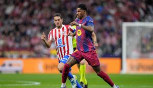 Pemain Barcelona, Marcus Rashford, menggiring bola ke depan dalam pertandingan Liga Spanyol melawan Atletico Madrid di Madrid, Spanyol, Minggu (5/4/2026) dini hari WIB. (AP Photo/Bernat Armangue)