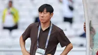 Reaksi kecewa pelatih Timnas Indonesia, Shin Tae-yong saat menghadapi Irak pada laga Grup F putaran kedua Kualifikasi Piala Dunia 2026 zona Asia di Stadion Utama Gelora Bung Karno (SUGBK), Senayan, Jakarta, Kamis (6/6/2024). (Bola.com/M Iqbal Ichsan)