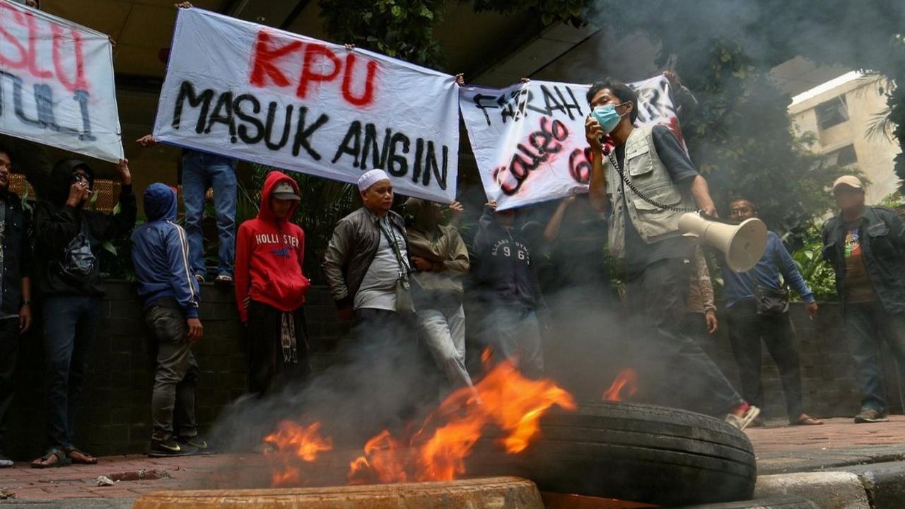 Massa dari Aliansi Calon Anggota Legislatif Partai Golkar Dapil 8 Provinsi DKI Jakarta melakukan aksi bakar ban bekas di pinggir jalan. Foto merdeka.com / Arie Basuki<br>