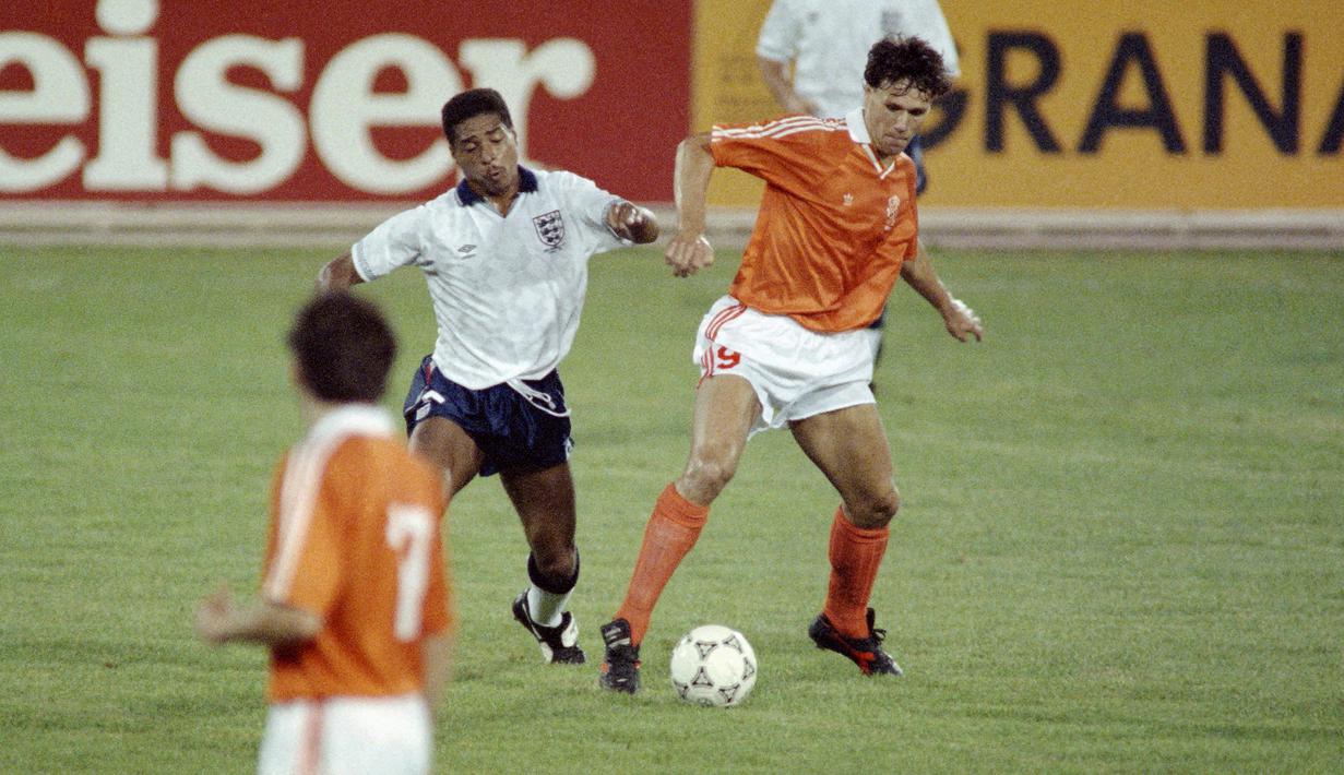 Aksi striker Belanda, Marco van Basten (kanan) saat menghadapi Inggris dalam laga Piala Dunia 1990 di Saint Elia Stadium, Cagliari (16/6/1990). Tampil pada Piala Dunia U-20 edisi 1983 di Meksiko, Marco van Basten hanya mampu membawa Belanda lolos hingga babak perempatfinal. (AFP/George Gobet/Pascal George)