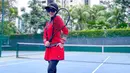 Kali ini, Syahrini mengenakan setelan baju tenis warna merah lengkap dengan kaca mata hitamnya. @princessyahrini.
