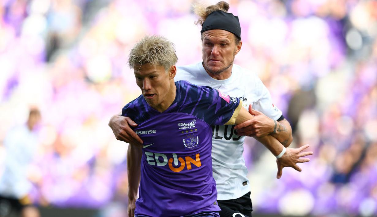 Hingga pekan ke-16 J1 League 2024, Sanfrecce Hiroshima sementara menduduki peringkat ke-8 dengan koleksi 23 poin. Mutsuki Kato (kiri) total meraih 5 kemenangan, menjadi tim yang paling banyak imbang sebanyak 8 kali dan jadi tim yang paling sedikit menderita kekalahan yaitu hanya 2 kali. (J.LEAGUE)