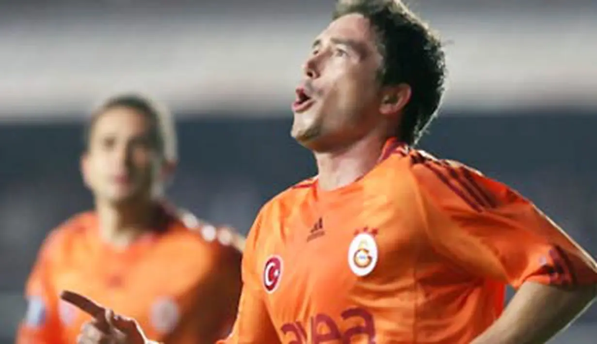Galatasaray's Australian winger Harry Kewell celebrates his goal against Olympiakos during their UEFA Cup soccer match at the Ali Sami Yen Stadium in Istanbul, October 23, 2008. AFP PHOTO/BULENT KILIC