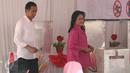 Presiden Joko Widodo (Jokowi) didampingi Ibu Negara, Iriana, menuju kotak suara seusai melakukan pencoblosan di TPS 04 Gambir, Jakarta, Rabu (19/4).  Di TPS ini, Jokowi dan Iriana menggunakan hak pilihnya dalam Pilkada DKI 2017 (Liputan6.com/Angga Yuniar)