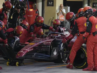 Pebalap Ferrari, Charles Leclerc berhasil menyegel posisi Runner Up Juara Dunia Formula 1 2022 setelah finis kedua saat GP Abu Dhabi yang berlangsung di Sirkuit Yas Marina, Minggu (20/11/2022). (AFP/Pool/Kamran Jabreili)