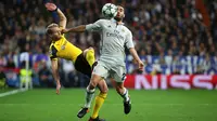 Bek Real Madrid, Daniel Carvajal, berusaha melewati gelandang Dortmund, Andre Schurrle. Pada laga ini Dortmund lebih menguasai jalannya laga dengan penguasaan bola 55 persen. (Reuters/Susana Vera)
