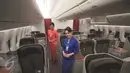 Pramugari berpose di dalam armada baru Garuda Indonesia Boeing B777-300ER sesaat setelah mendarat di Bandara Soekarno Hatta, Tangerang, Banten, Kamis (29/10). Pesawat ini memiliki kapasitas penumpang 393 seat. (Liputan6.com/Angga Yuniar)