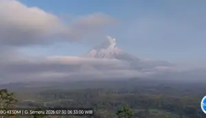 Semeru Erupsi Lontarkan Kolom Abu 700 Meter