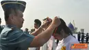 Citizen6, Jakarta: Pangkolinlamil Laksamana Muda TNI S.M. Darojatim menyematkan tanda peserta kepada perwakilan pelajar pada Upacara Pembukaan BTPI 2012 di KRI Banda Aceh, Tanjung Priok, Jakarta Utara, Selasa (3/7). (Pengirim: Kadispen Kolinlamil).