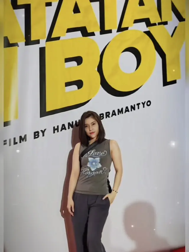 Lidya Pratiwi berpose berlatar "Catatan Si Boy"