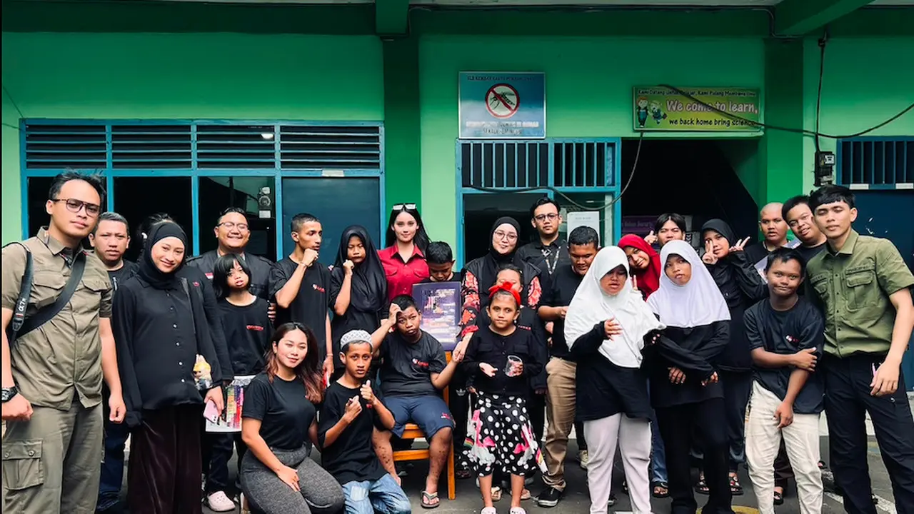 Graccilya Feren bersama Team Cartenz Tactical dan Ketua Komunitas Kamaira, Ricardo Sitanggang