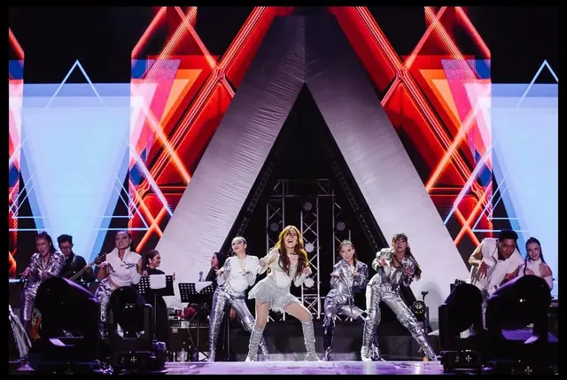 7 Potret Ayu Ting Ting pakai kostum silver memukau di konser perdana, tampil gemerlap dan mewah