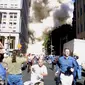 File foto Orang-orang berlari setelah menara World Trade Center runtuh di Manhattan, New York pada 11 September 2001.. (AFP/Doug Kanter)
