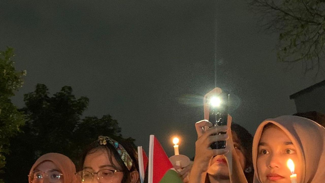 Warga Jakarta Gelar Doa Bersama dan Nyalakan Lilin untuk Gaza yang Jadi Target Agresi Israel