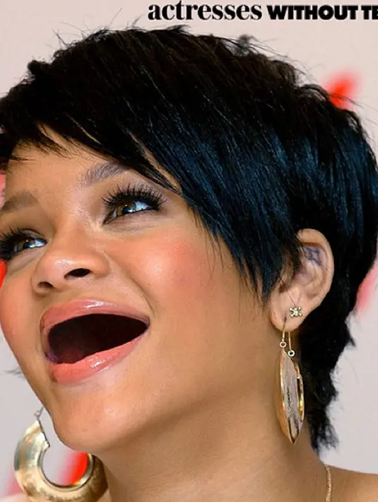 Penyanyi Robyn Rihanna Fenty atau yang lebih akrab dipanggil Rihanna mengawali karir musiknya di R&B asal Barbados. (Instagram@actresseswithoutteeth)