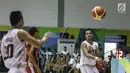 Pebasket putra Indonesia Gemilang Kaleb Ramot memberikan bola kepada Prawiro saat melawan Timor Leste dalam kualifikasi 18th Asian Games Invitation Tournament di Hall Basket Senayan, Jakarta, Kamis (8/2). (Liputan6.com/Faizal Fanani)