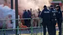 Pagi yang indah di musim semi di desa Stützerbach yang sepi terganggu oleh ratusan polisi Jerman yang menghadapi para "perusuh sepak bola" dalam persiapan untuk Kejuaraan Eropa. (AP Photo/Ebrahim Noroozi)