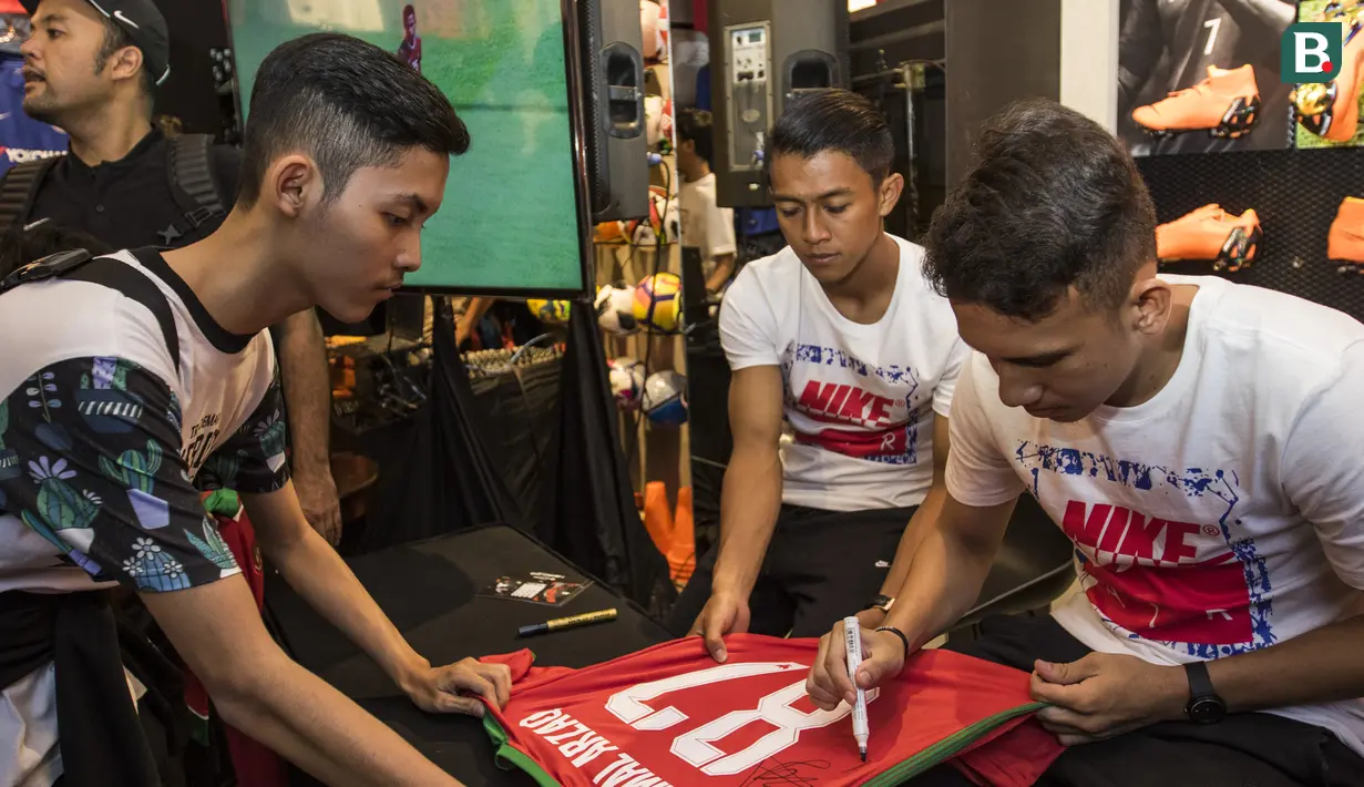 Pesepak bola, Egy Maulana memberi tanda tangan saat peluncuran Nike Born Mercurial 360 di Fisik Football, Jakarta, Rabu (7/3/2018). Nike merilis model terbaru Nike Mercurial Superfly dan Vapor 360. (Bola.com/Vitalis Yogi Trisna)