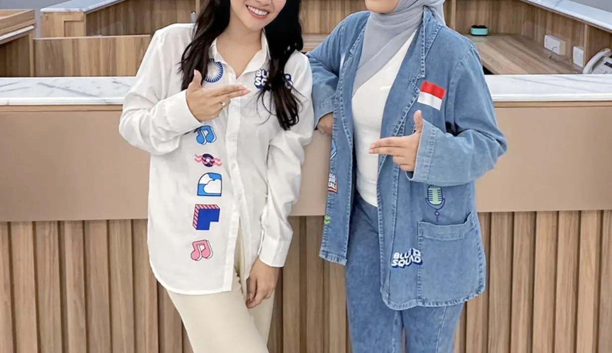 Jaket denim juga berhasil membuat tampilannya terlihat semakin trendi. [Foto: Instagram/ Zita Anjani]