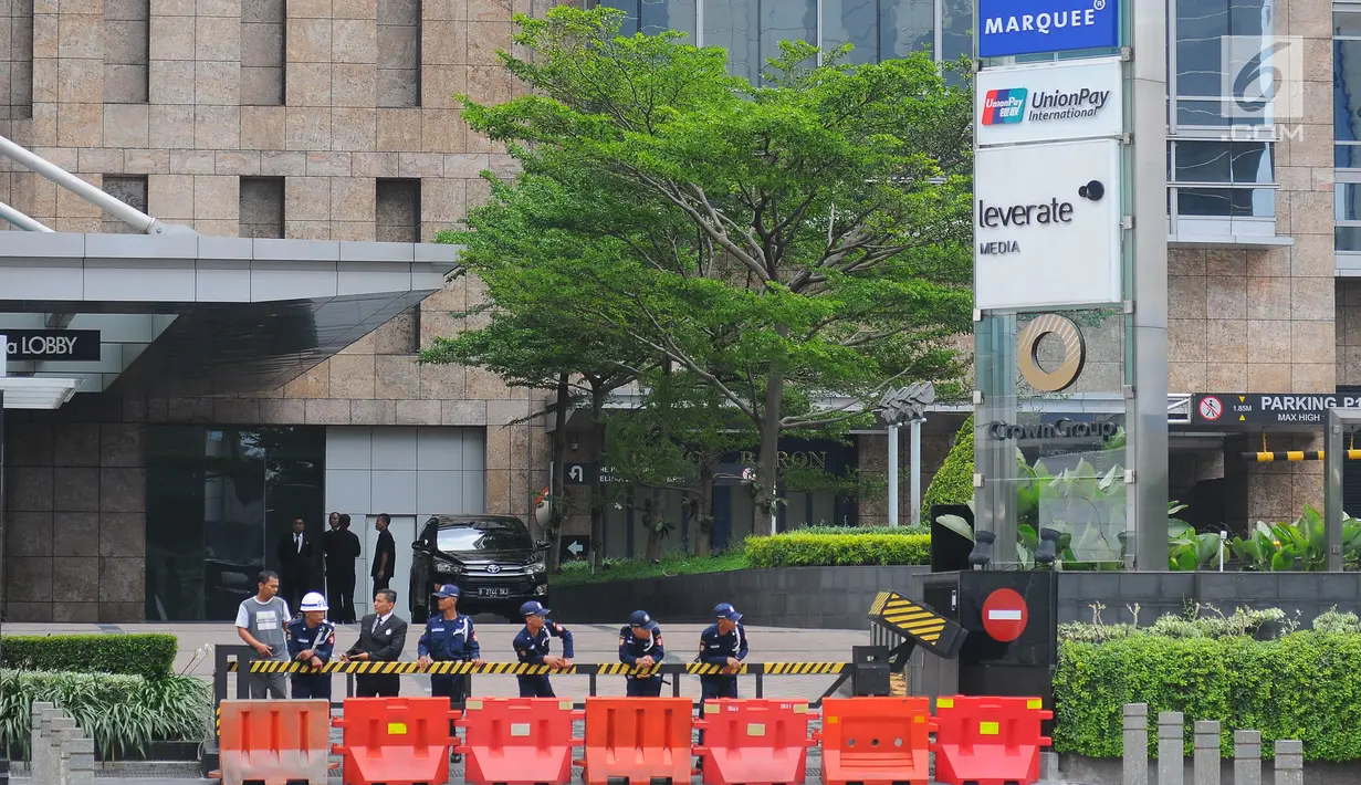 Petugas berjaga di luar kantor yang tutup di jalan Thamrin, Jakarta, Rabu (22/5). Akibat aksi 22 mei membuat perkantoran di kawasan tersebut terpaksa ditutup dan para karyawan diliburkan. (Liputan6.com/Angga Yuniar)