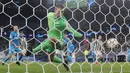 Juventus mencatat kemenangan ketiganya di Grup H Liga Champions 2021/2022 untuk mengoleksi poin sempurna, sembilan, sekaligus memimpin di puncak klasemen. Tuan rumah Zenit St. Petersburg ditekuk 1-0 lewat gol semata wayang Dejan Kulusevski pada menit ke-86. (AP/Dmitry Lovetsky)