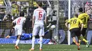 Eksekusi penalti striker Borussia Dortmund, Sebastien Haller (kanan) berhasil ditepis oleh kiper FSV Mainz, Finn Dahmen pada laga pekan terakhir Liga Jerman 2022/2023 di Dortmund, Jerman (27/5/2023). Ditahan imbang FSV Mainz 2-2, Borussia Dortmund harus merelakan gelar juara Liga Jerman 2022/2023 menjadi milik Bayern Munchen. (AP Photo/Michael Probst)