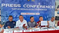 Kepala Kantor Imigrasi Gorontalo Joni Rumagit saat memimpin Konferensi Pers (Arfandi Ibrahim/Liputan6.com)