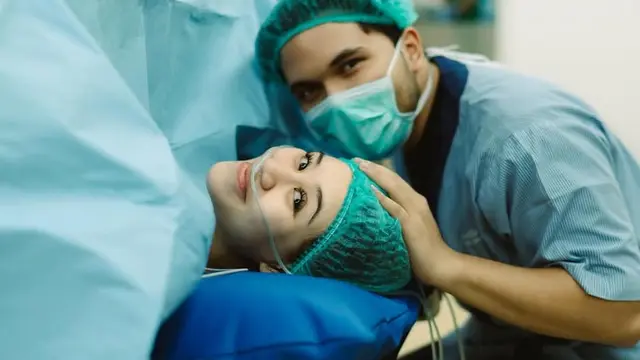 Aaliyah Massaid saat melahirkan anak pertamanya. [@thariqhalilintar]