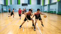 Pemain Timnas Basket 3x3 Indonesia, Ikram Fadhil (kanan) berebut bola dengan Agus Salim saat melakukan pemusatan latihan menjelang SEA Games 2023 di GBK Arena, Senayan, Jakarta, Sabtu (08/03/2023). Skuad asuhan Fandi Andika Ramadhani melakukan dua tahap TC, yaitu 5-19 April dan 26 April-3 Mei sebelum menentukan empat pemain yang akan dibawa ke SEA Games 2023. (Bola.com/Bagaskara Lazuardi)