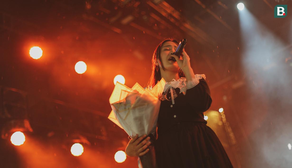 Penampilan Bernadya dalam acara KapanLagi Buka Bareng BRI Festival 2025 yang berlangsung di Plaza Parkir Timur Kompleks Stadion Utama Gelora Bung Karno (SUGBK), Senayan, Jakarta. (Bola.com/Bagaskara Lazuardi)