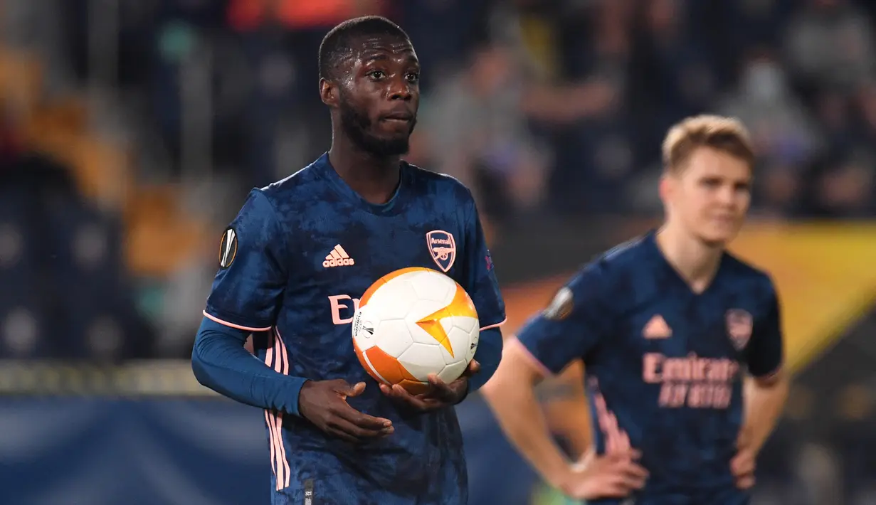 Reaksi kecewa gelandang Arsenal, Nicolas Pepe setelah kebobolan saat menghadapi Villarreal pada laga leg pertama semifinal Liga Europa 2020/2021 di Ceramica Stadium, Villarreal (29/4/2021). Sebelum dipecahkan Declan Rice, Nicolas Pepe sempat menjadi pembelian termahal Arsenal setelah didatangkan dari Lille pada awal musim 2019/2020 dengan nilai 80 juta euro atau setara Rp1,3 triliun. Saat ini sang pemain baru saja kembali dari masa peminjaman bersama OGC Nice selama satu musim pada 2022/2023. (AFP/Jose Jordan)